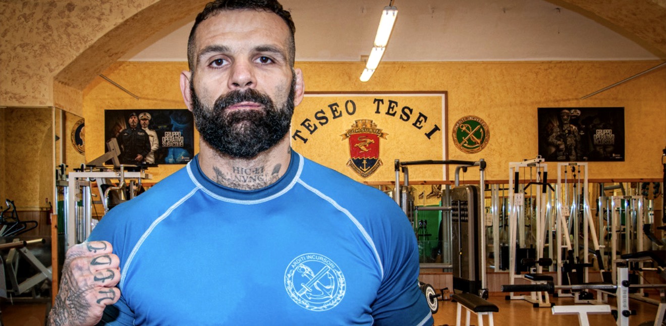 Ritratto di Alessio Sakara nella palestra Teseo Tesei
