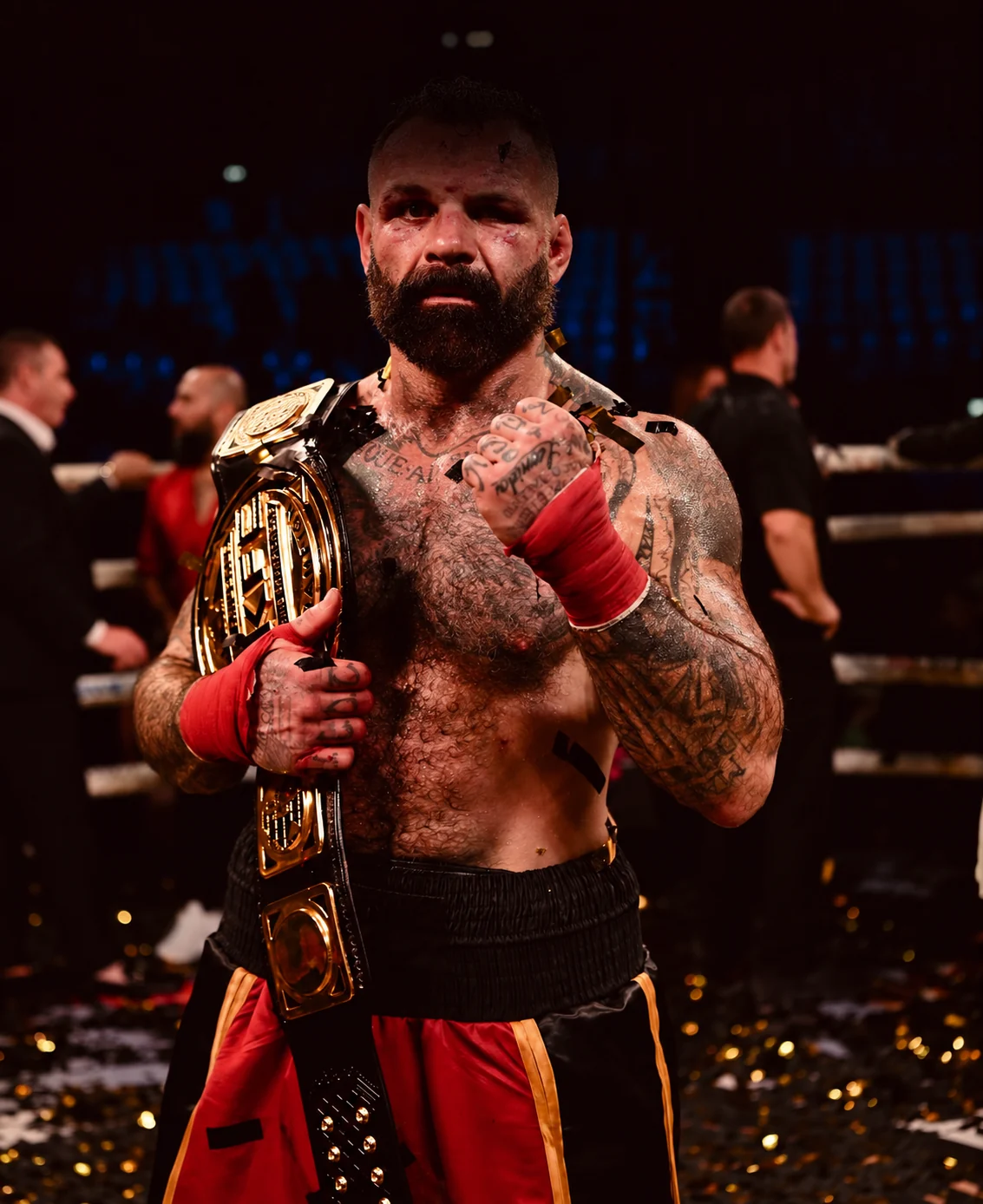 Alessio Sakara con il pugno alzato e la cintura da campione