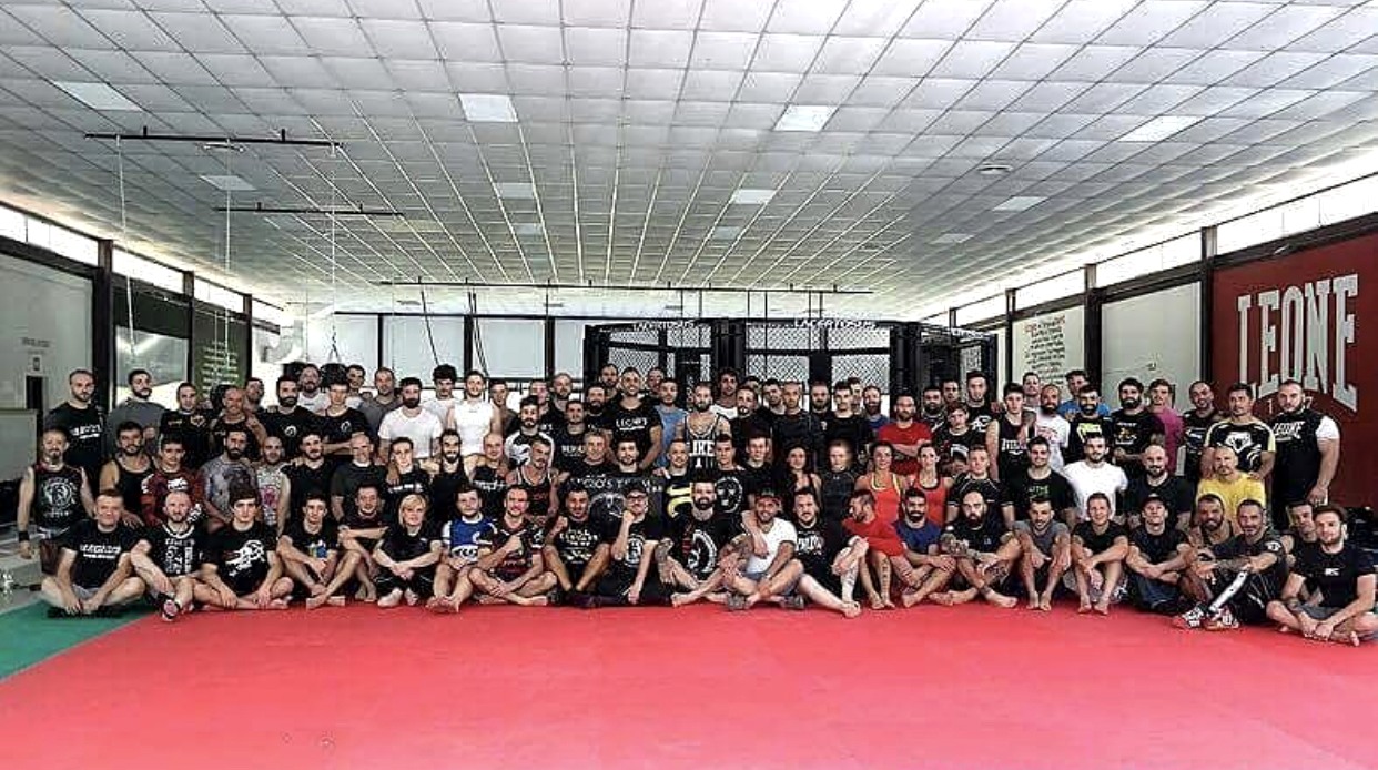 Alessio Sakara con il grande gruppo di partecipanti in palestra